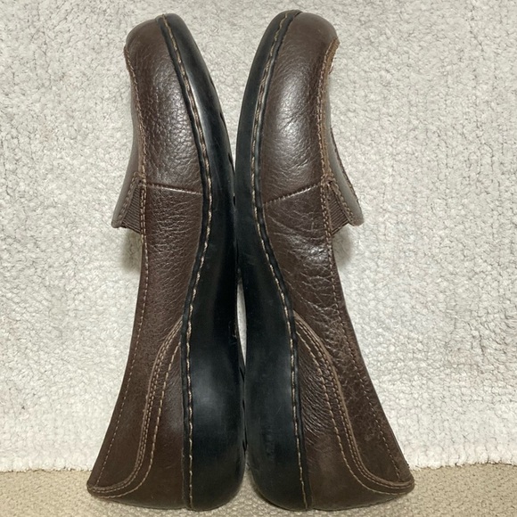 Clarks Women's Brown Leather w/Button Accent Slip On Casual Loafers Shoes SZ 10M - Picture 7 of 11